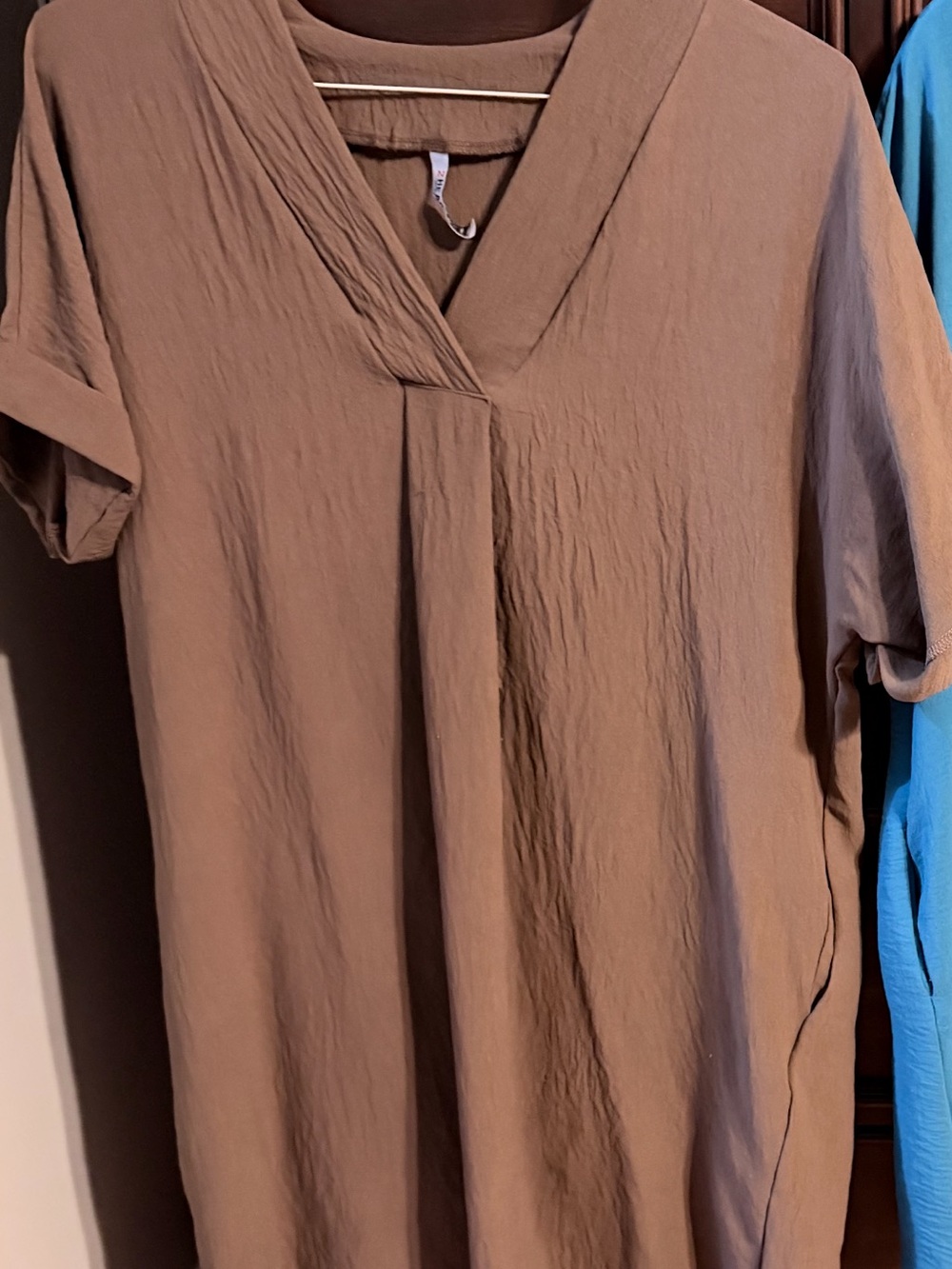 Relaxed V-Neck Short-Sleeve Tunic Dress in Brown